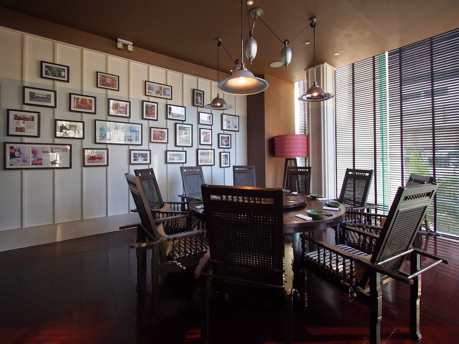 Erawan Tea Room 最著名是圖中的巨型木椅